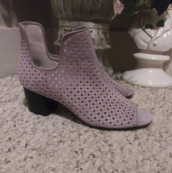 LOGO by Lori Goldstein Shoes - Like New Lori Goldstein Gioia Lavender Bootie